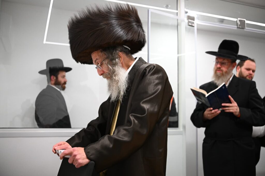 שידור חוזר: רבבות בהדלקת הרה"צ רבי אלימלך בידרמן