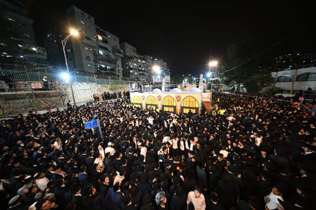 שידור חוזר: רבבות בהדלקת הרה"צ רבי אלימלך בידרמן