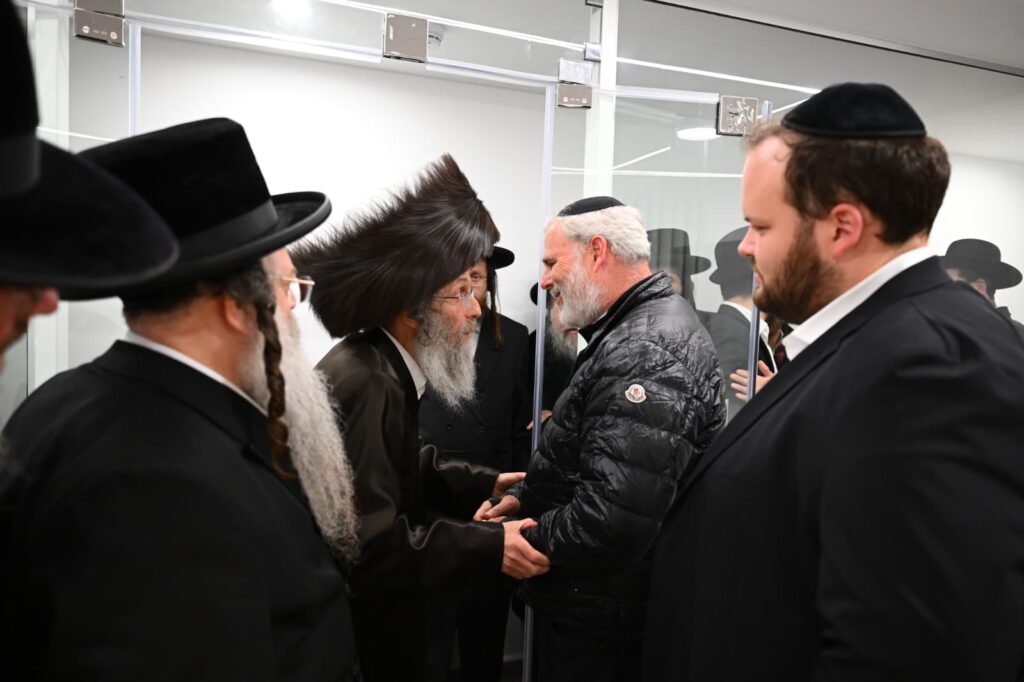 שידור חוזר: רבבות בהדלקת הרה"צ רבי אלימלך בידרמן