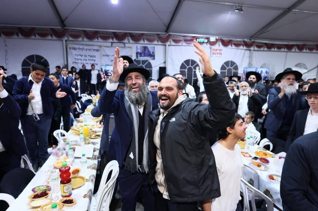 למרות חסימות המשטרה: האש בערה בממלכת הרשב"י במירון
