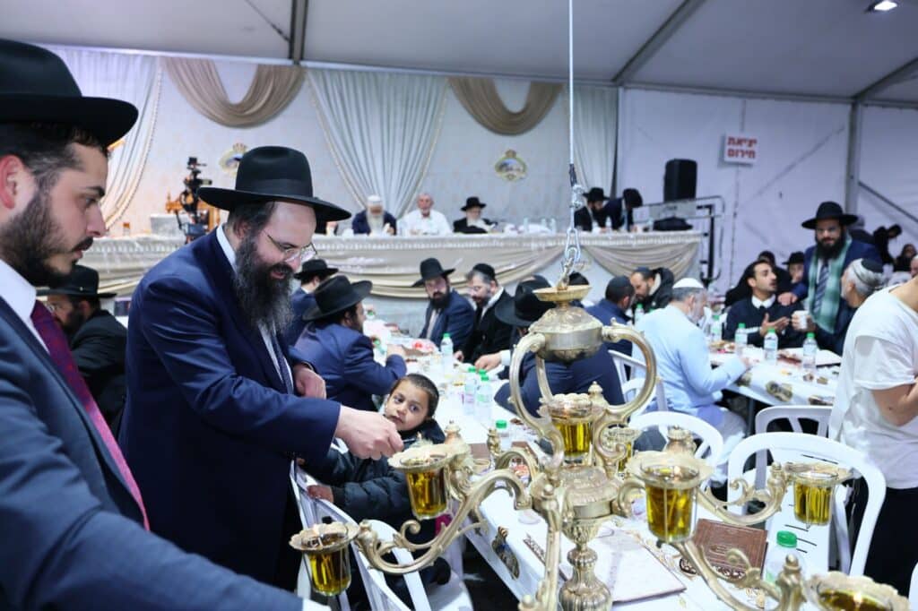 למרות חסימות המשטרה: האש בערה בממלכת הרשב"י במירון