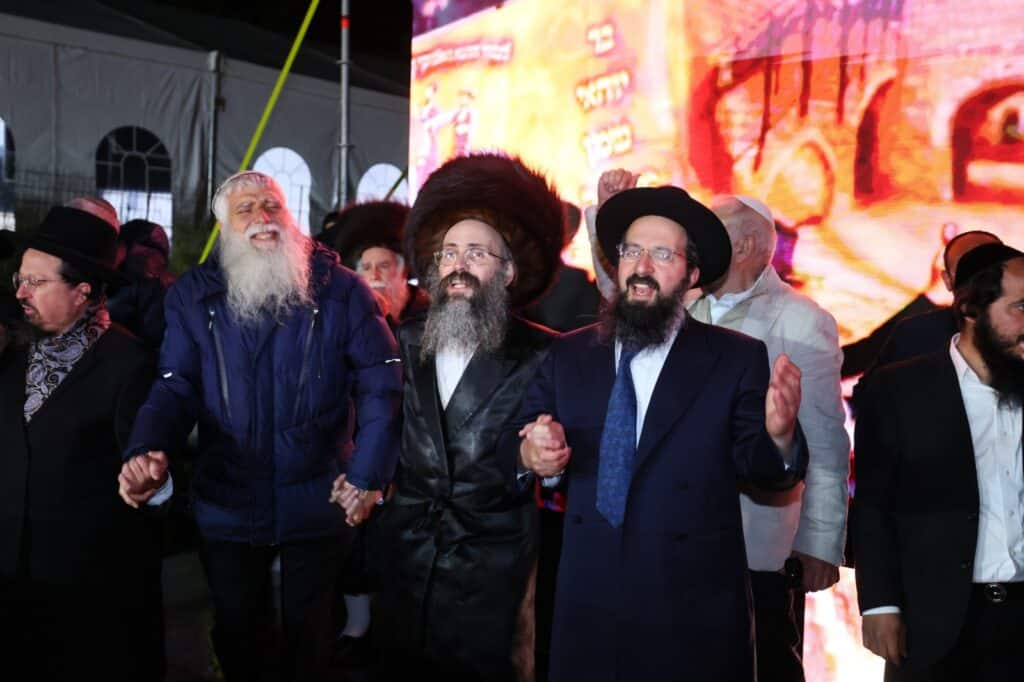 למרות חסימות המשטרה: האש בערה בממלכת הרשב"י במירון