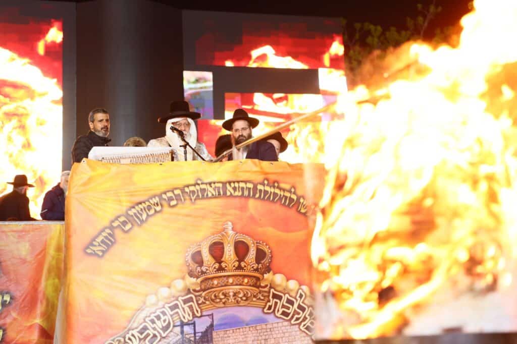 למרות חסימות המשטרה: האש בערה בממלכת הרשב"י במירון