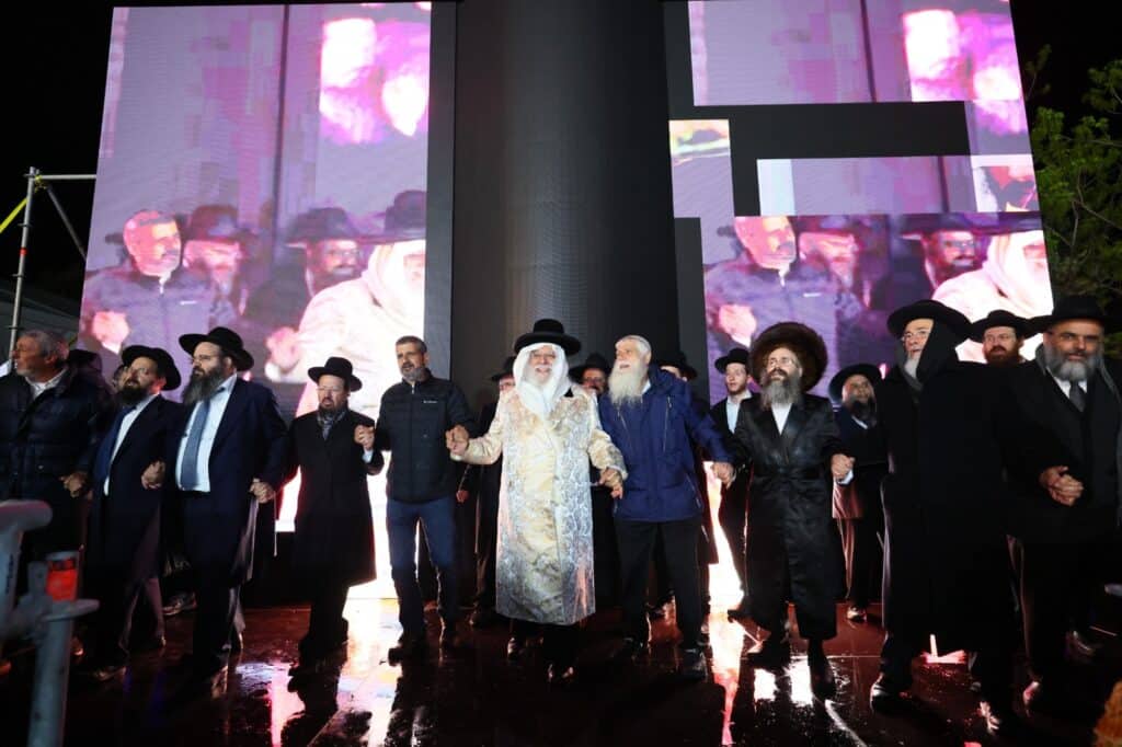 למרות חסימות המשטרה: האש בערה בממלכת הרשב"י במירון
