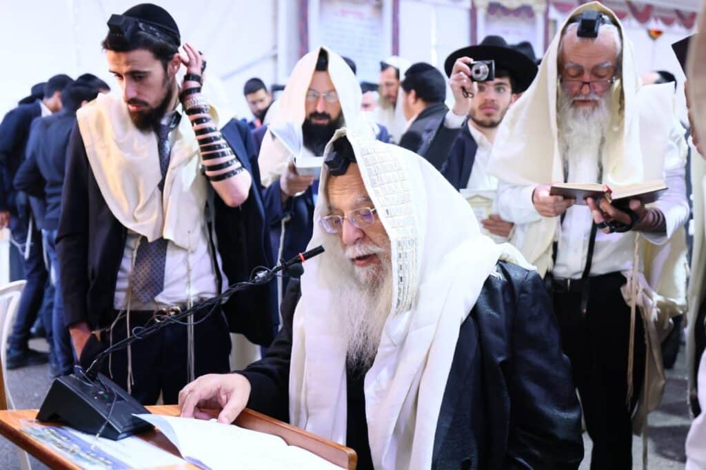 למרות חסימות המשטרה: האש בערה בממלכת הרשב"י במירון