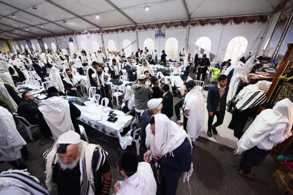 למרות חסימות המשטרה: האש בערה בממלכת הרשב"י במירון