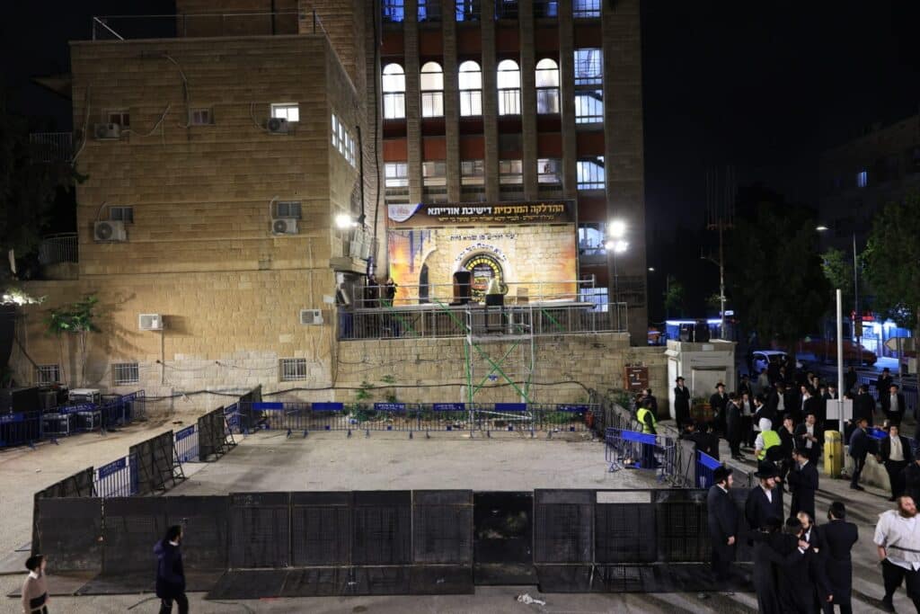 שידור חוזר: אלפים השתתפו בהדלקת הענק של ישיבת אורייתא