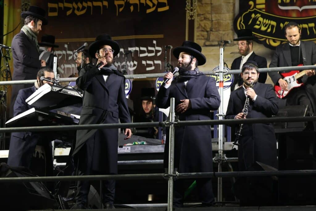 שידור חוזר: אלפים השתתפו בהדלקת הענק של ישיבת אורייתא