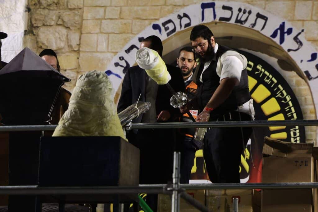 שידור חוזר: אלפים השתתפו בהדלקת הענק של ישיבת אורייתא
