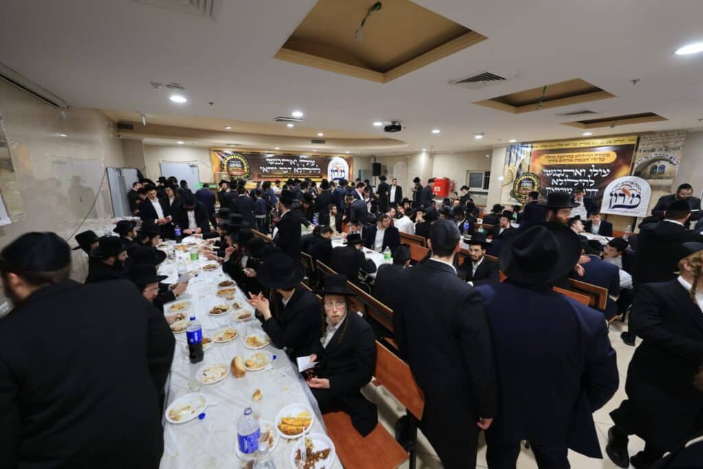 שידור חוזר: אלפים השתתפו בהדלקת הענק של ישיבת אורייתא