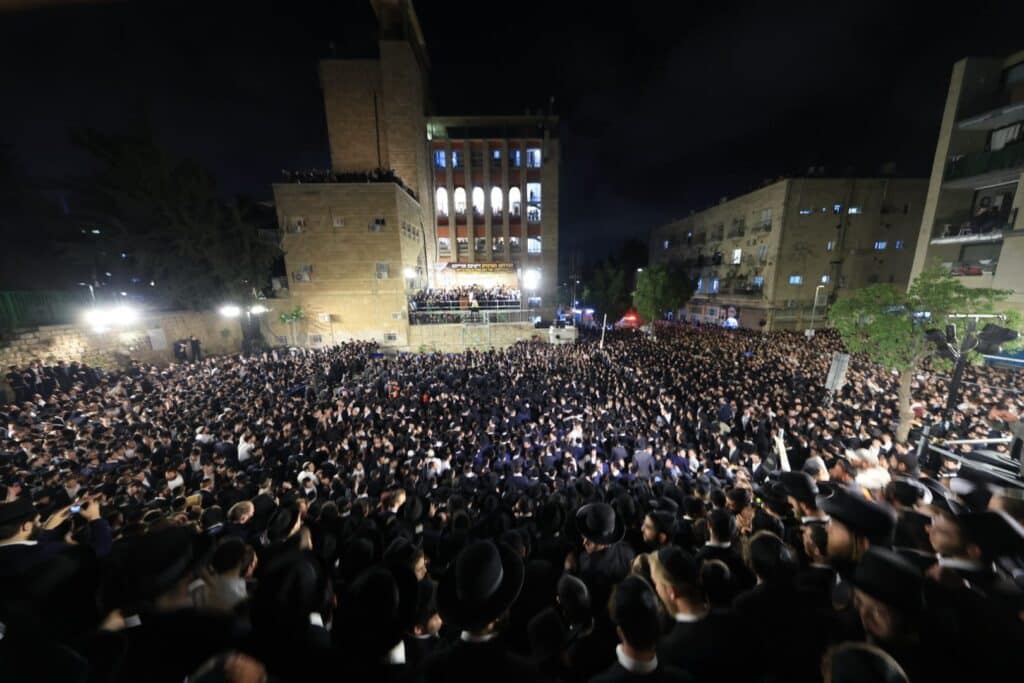 שידור חוזר: אלפים השתתפו בהדלקת הענק של ישיבת אורייתא