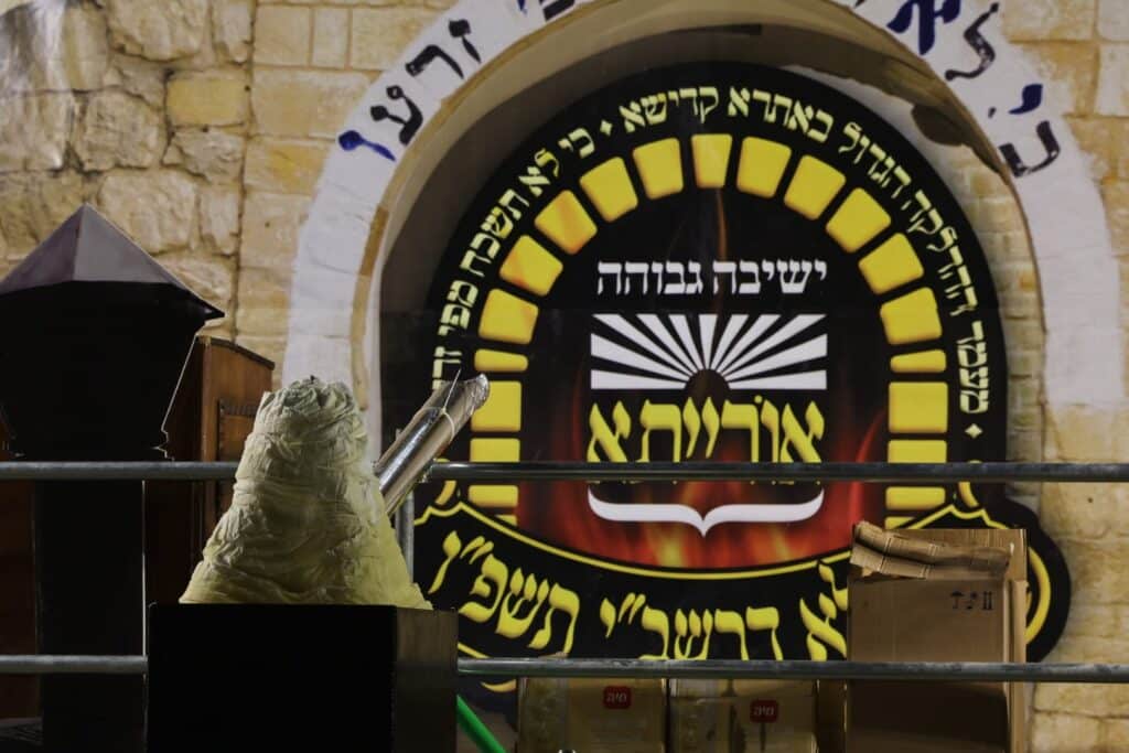 שידור חוזר: אלפים השתתפו בהדלקת הענק של ישיבת אורייתא