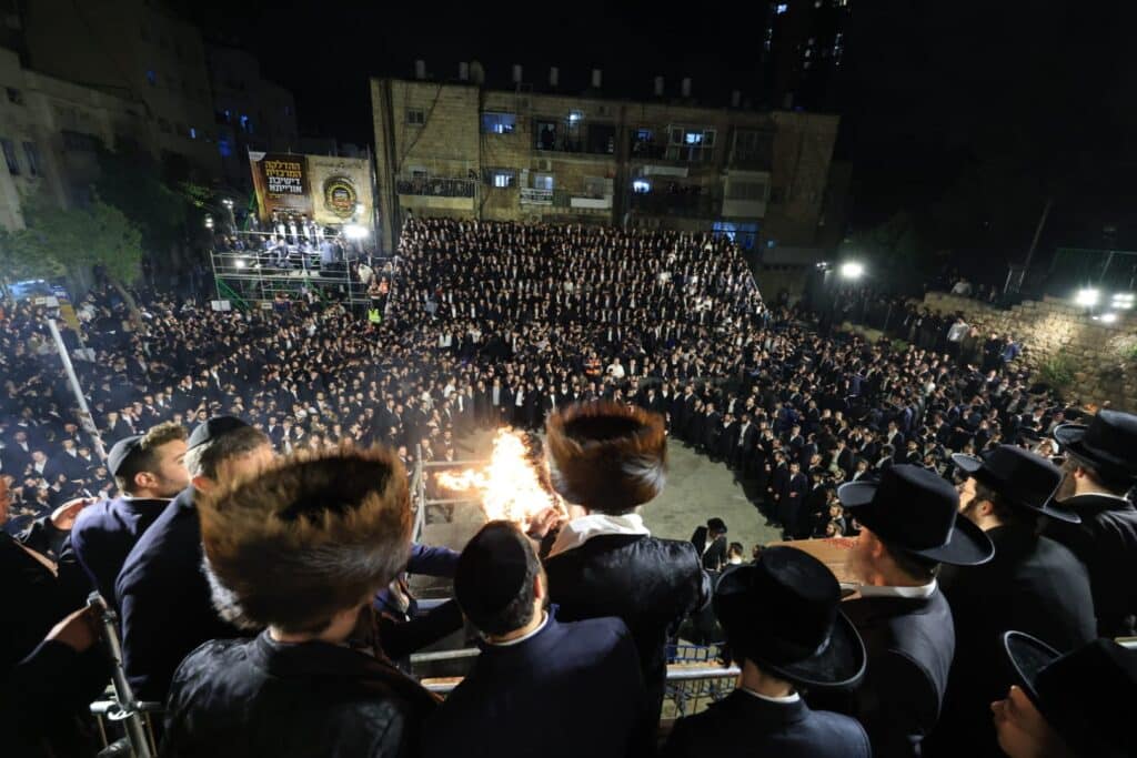 שידור חוזר: אלפים השתתפו בהדלקת הענק של ישיבת אורייתא
