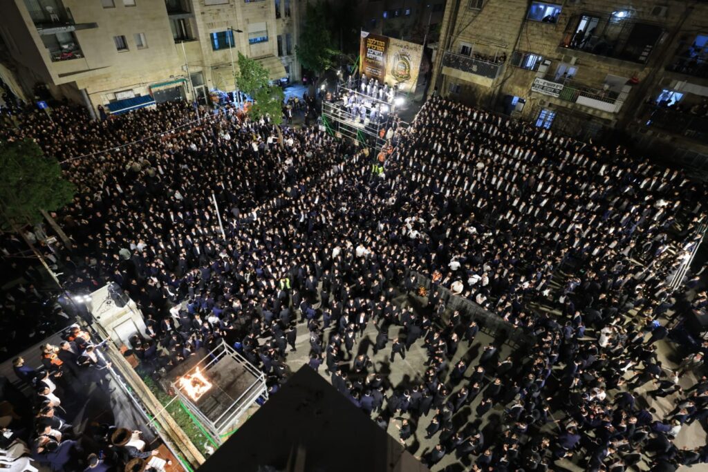שידור חוזר: אלפים השתתפו בהדלקת הענק של ישיבת אורייתא