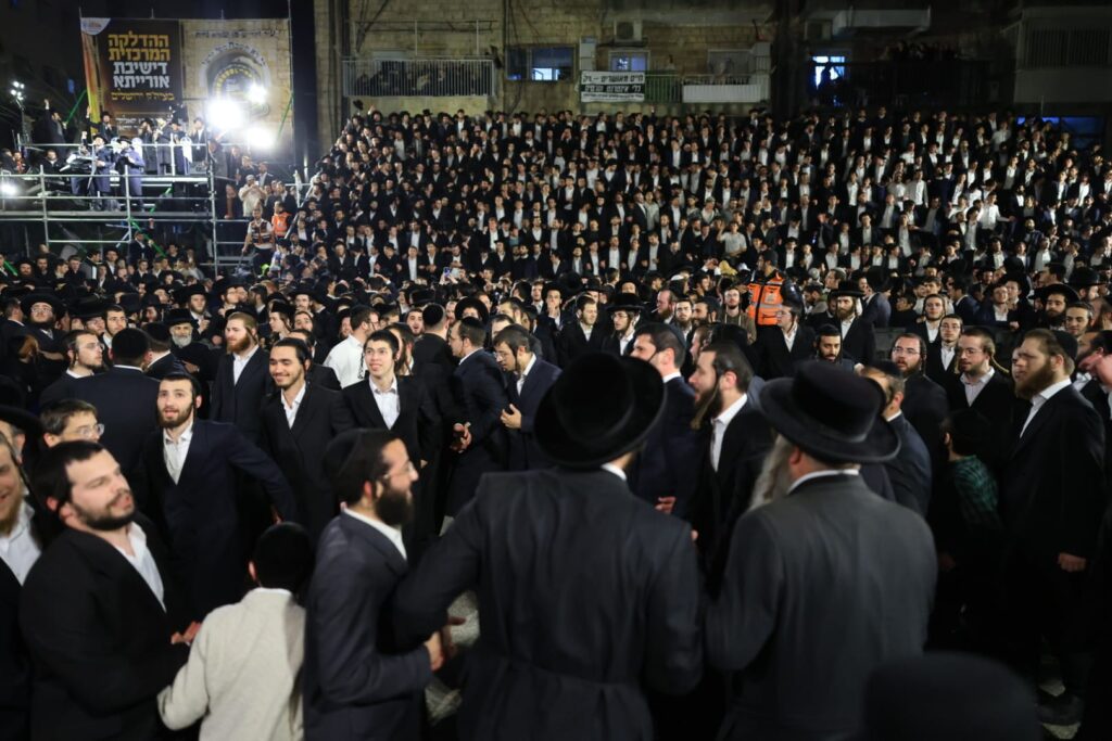 שידור חוזר: אלפים השתתפו בהדלקת הענק של ישיבת אורייתא