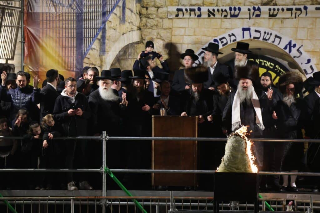 שידור חוזר: אלפים השתתפו בהדלקת הענק של ישיבת אורייתא
