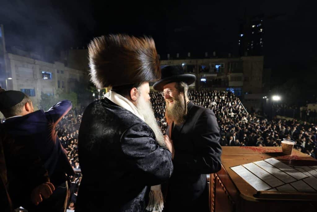שידור חוזר: אלפים השתתפו בהדלקת הענק של ישיבת אורייתא