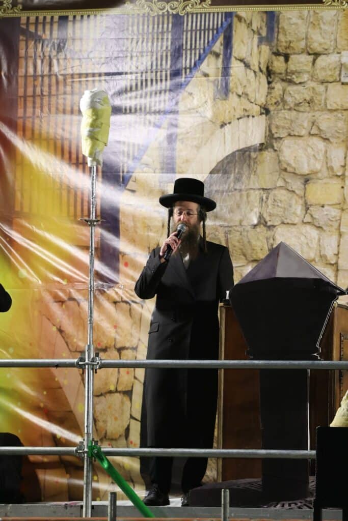 שידור חוזר: אלפים השתתפו בהדלקת הענק של ישיבת אורייתא