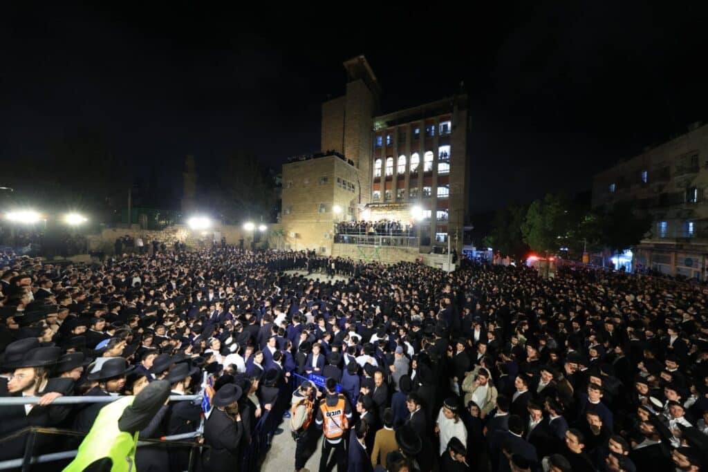 שידור חוזר: אלפים השתתפו בהדלקת הענק של ישיבת אורייתא