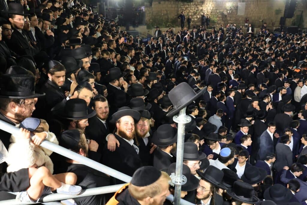 שידור חוזר: אלפים השתתפו בהדלקת הענק של ישיבת אורייתא