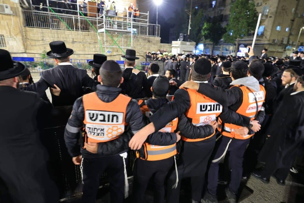 שידור חוזר: אלפים השתתפו בהדלקת הענק של ישיבת אורייתא