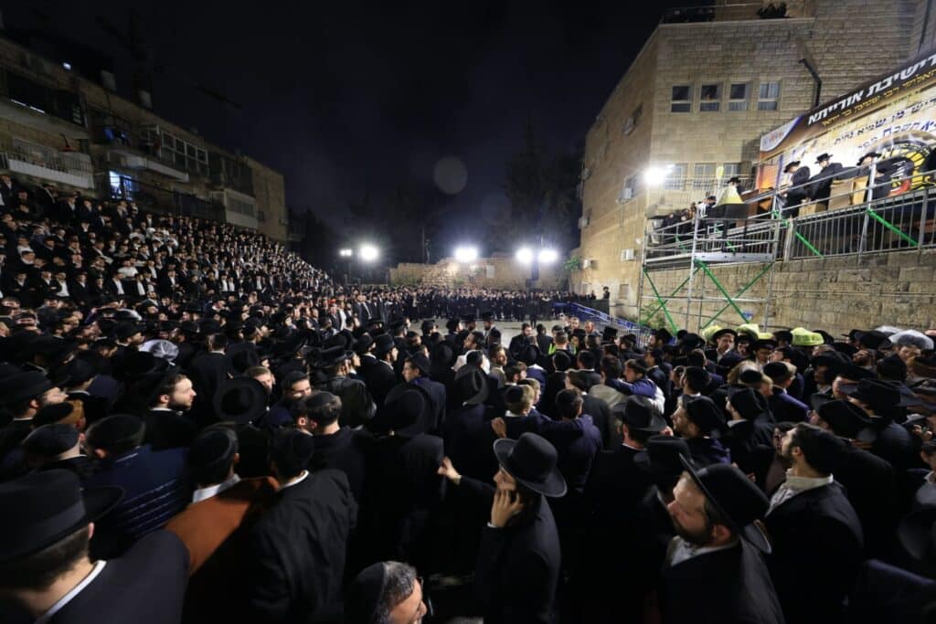 שידור חוזר: אלפים השתתפו בהדלקת הענק של ישיבת אורייתא