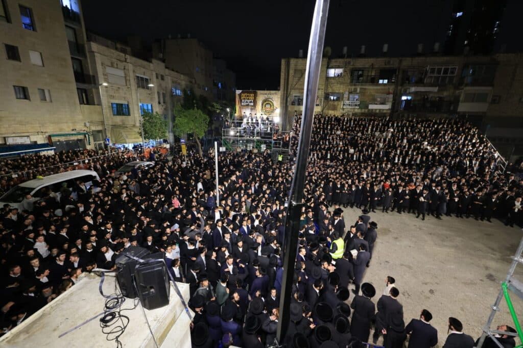 שידור חוזר: אלפים השתתפו בהדלקת הענק של ישיבת אורייתא