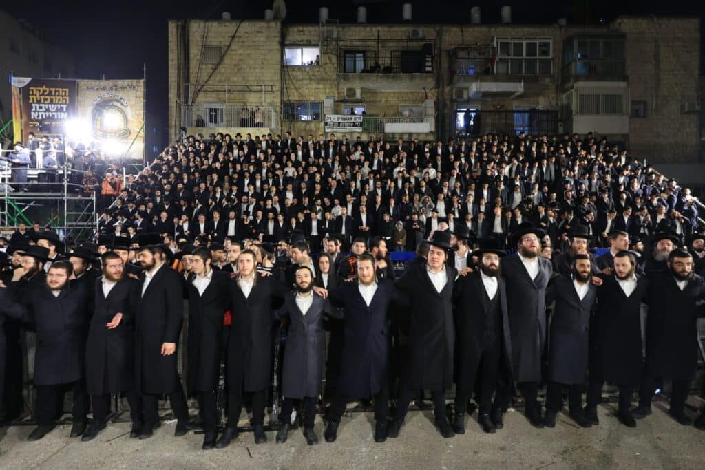 שידור חוזר: אלפים השתתפו בהדלקת הענק של ישיבת אורייתא