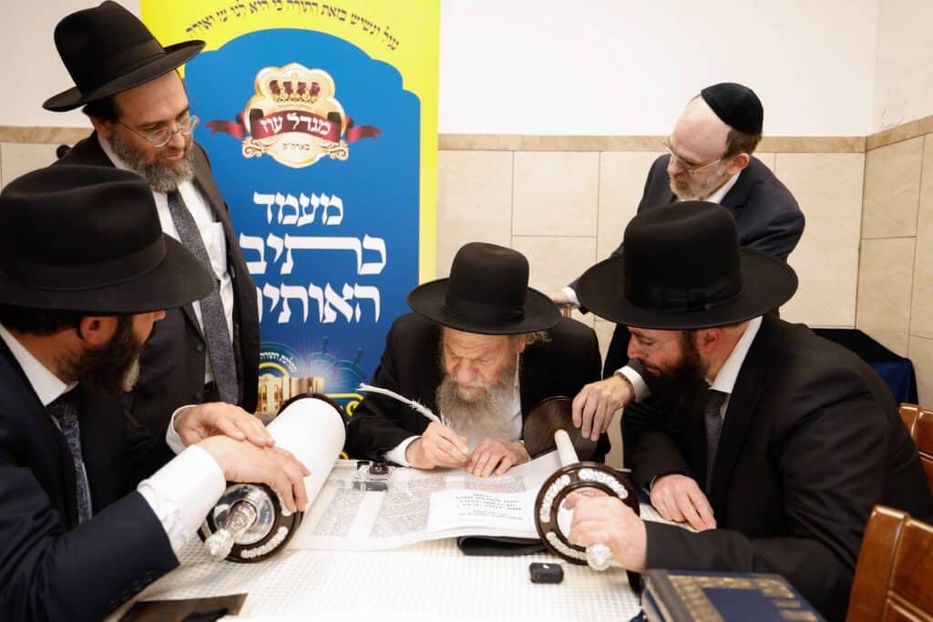 הכנסת ספר תורה והנחת אבן הפינה לקריית התורה "מגדל עוז"