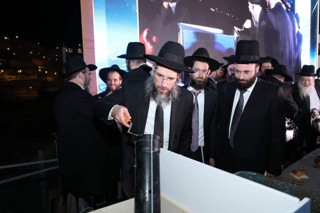 הכנסת ספר תורה והנחת אבן הפינה לקריית התורה "מגדל עוז"