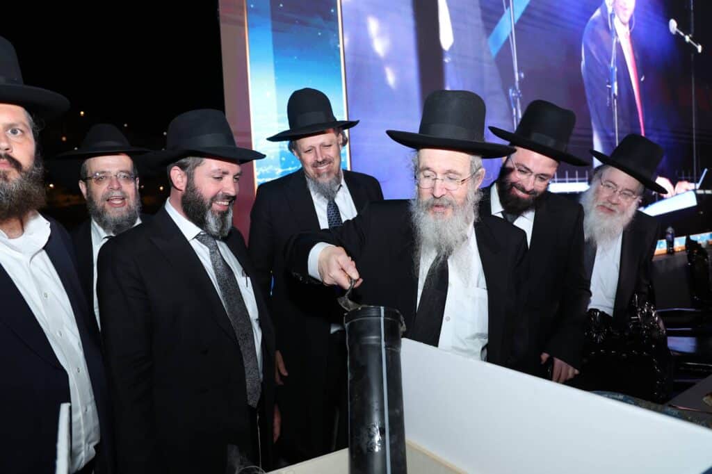 הכנסת ספר תורה והנחת אבן הפינה לקריית התורה "מגדל עוז"