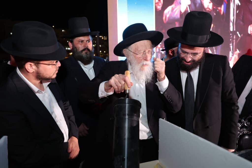 הכנסת ספר תורה והנחת אבן הפינה לקריית התורה "מגדל עוז"