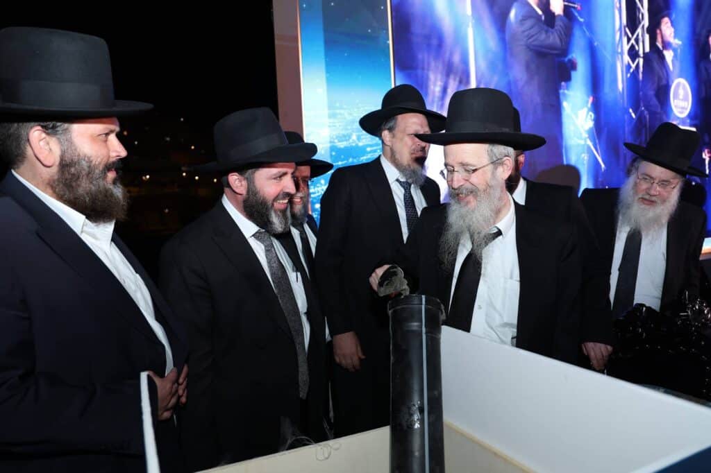 הכנסת ספר תורה והנחת אבן הפינה לקריית התורה "מגדל עוז"