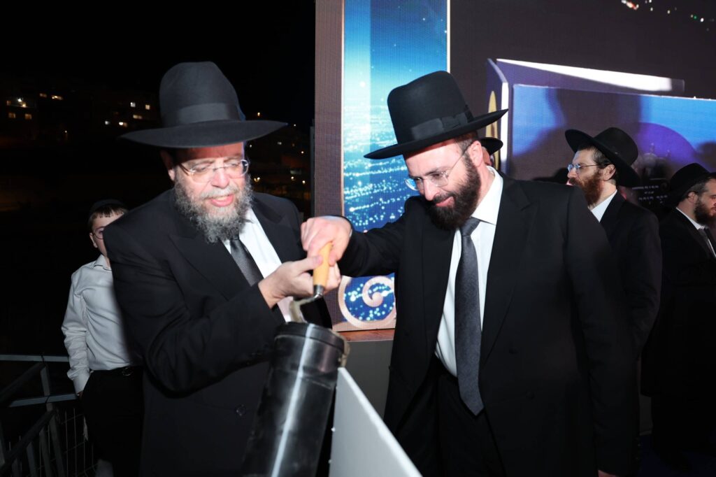 הכנסת ספר תורה והנחת אבן הפינה לקריית התורה "מגדל עוז"