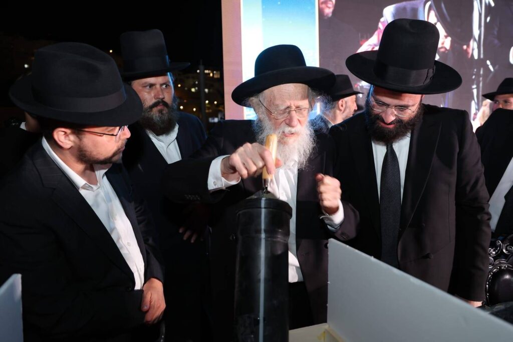 הכנסת ספר תורה והנחת אבן הפינה לקריית התורה "מגדל עוז"