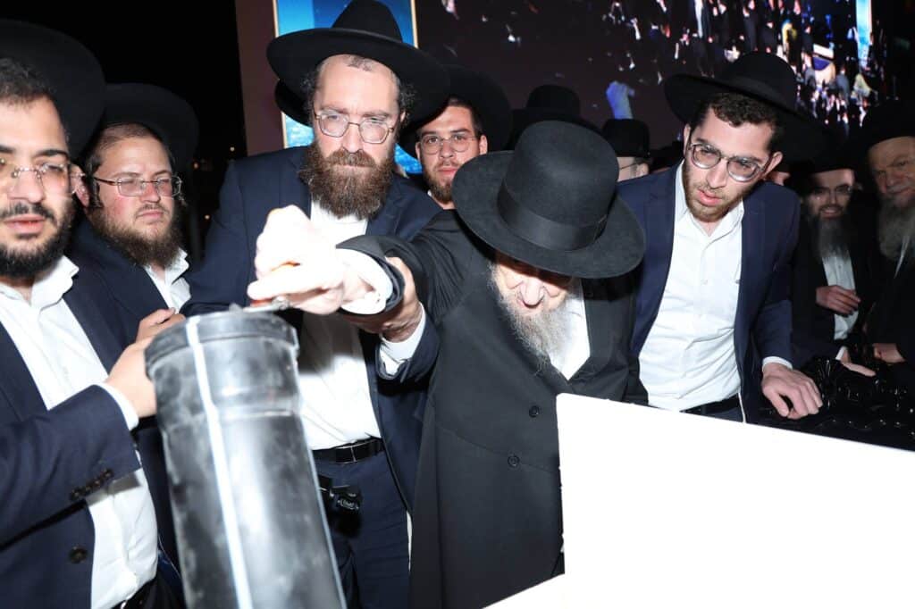 הכנסת ספר תורה והנחת אבן הפינה לקריית התורה "מגדל עוז"
