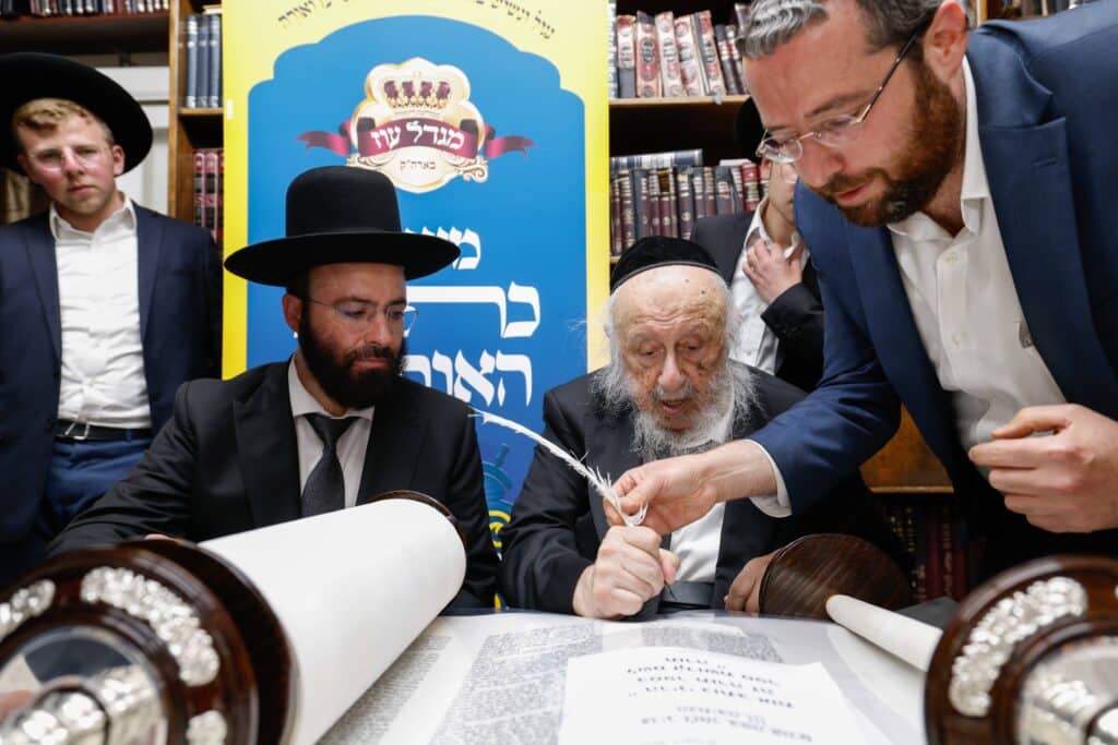 הכנסת ספר תורה והנחת אבן הפינה לקריית התורה "מגדל עוז"