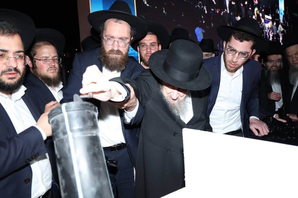 הכנסת ספר תורה והנחת אבן הפינה לקריית התורה "מגדל עוז"