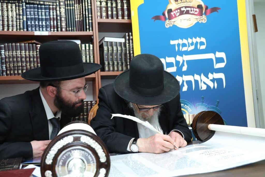 הכנסת ספר תורה והנחת אבן הפינה לקריית התורה "מגדל עוז"