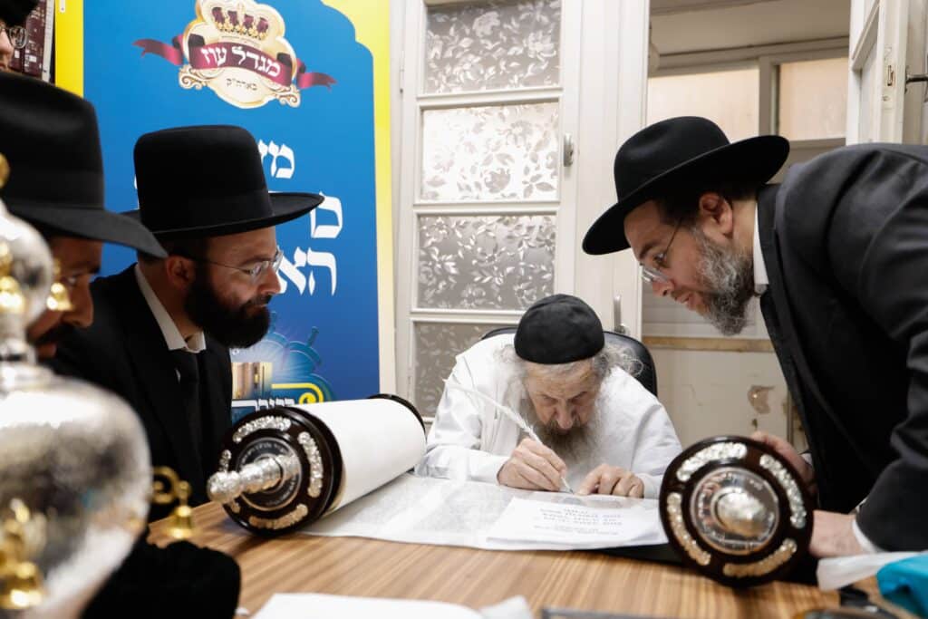 הכנסת ספר תורה והנחת אבן הפינה לקריית התורה "מגדל עוז"