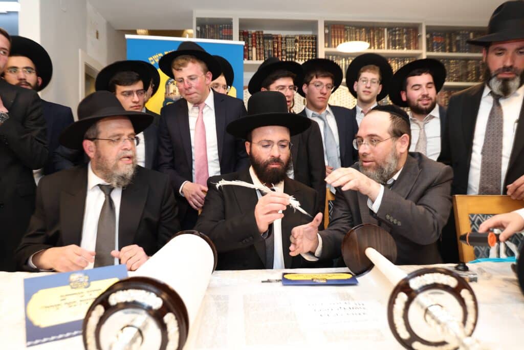הכנסת ספר תורה והנחת אבן הפינה לקריית התורה "מגדל עוז"
