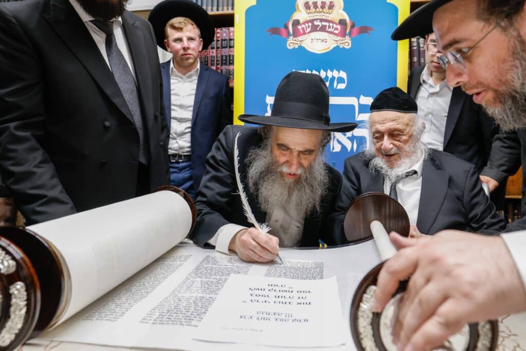 הכנסת ספר תורה והנחת אבן הפינה לקריית התורה "מגדל עוז"