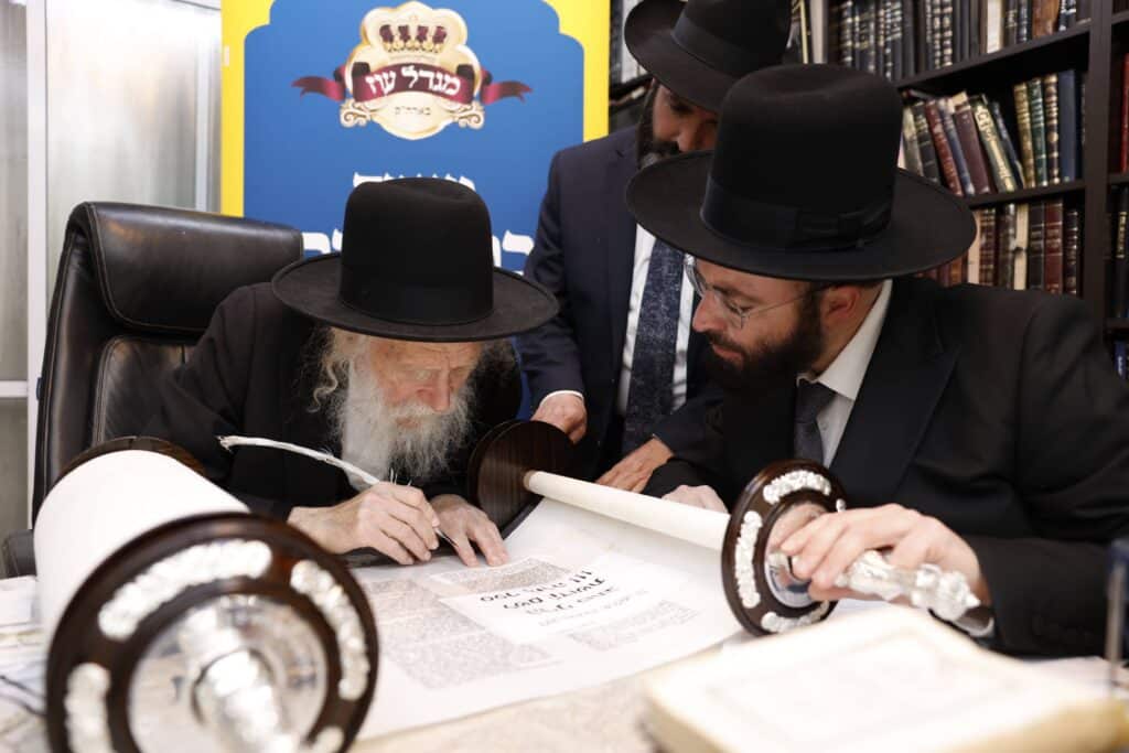 הכנסת ספר תורה והנחת אבן הפינה לקריית התורה "מגדל עוז"