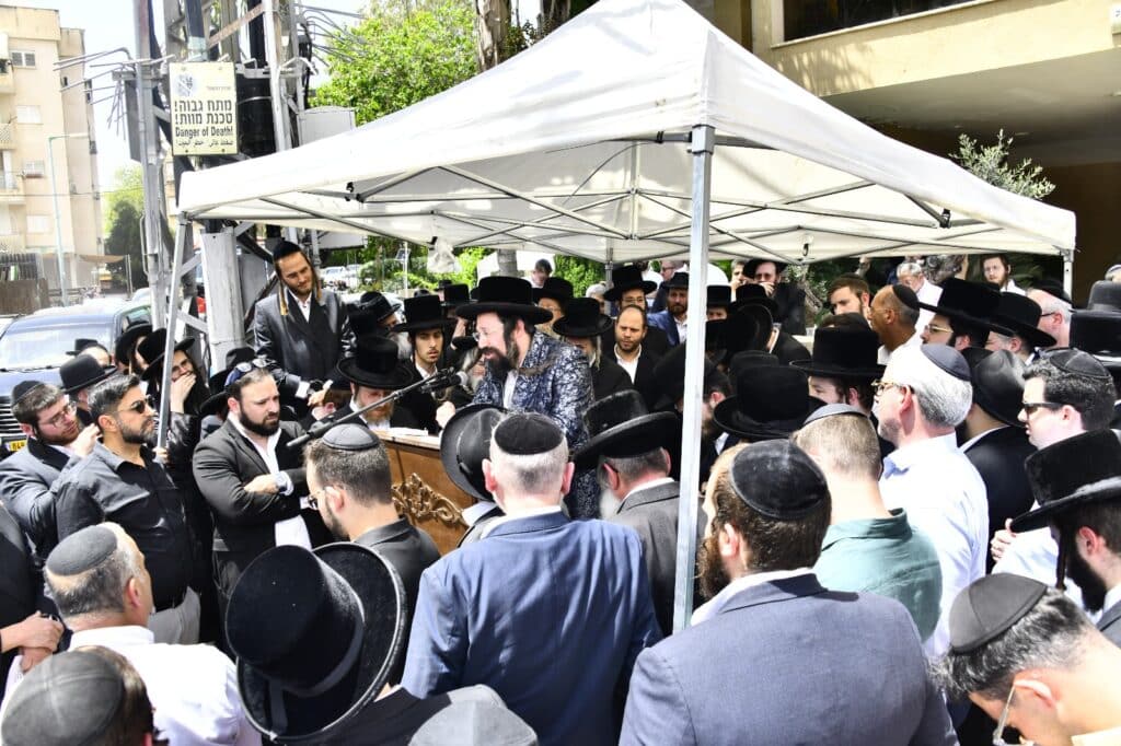 קדיש קורע לב: אלפים ליוו למנוחות את הרבנית ממעז'יבוז'