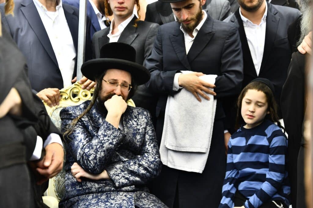 קדיש קורע לב: אלפים ליוו למנוחות את הרבנית ממעז'יבוז'