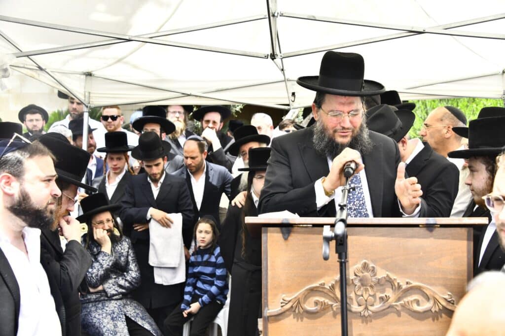 קדיש קורע לב: אלפים ליוו למנוחות את הרבנית ממעז'יבוז'