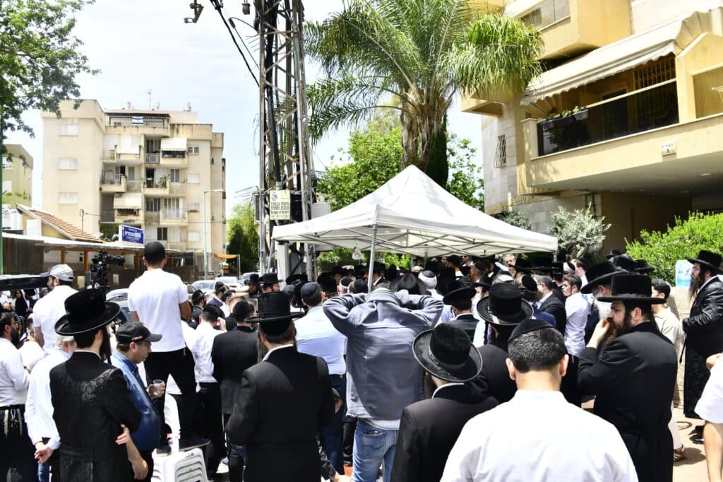 קדיש קורע לב: אלפים ליוו למנוחות את הרבנית ממעז'יבוז'