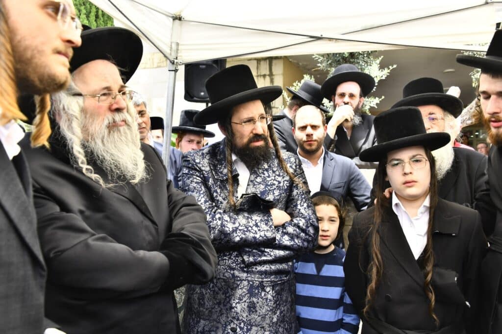קדיש קורע לב: אלפים ליוו למנוחות את הרבנית ממעז'יבוז'