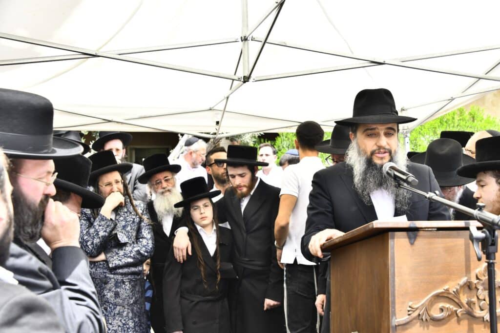 קדיש קורע לב: אלפים ליוו למנוחות את הרבנית ממעז'יבוז'