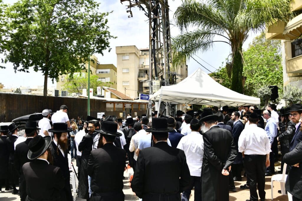 קדיש קורע לב: אלפים ליוו למנוחות את הרבנית ממעז'יבוז'